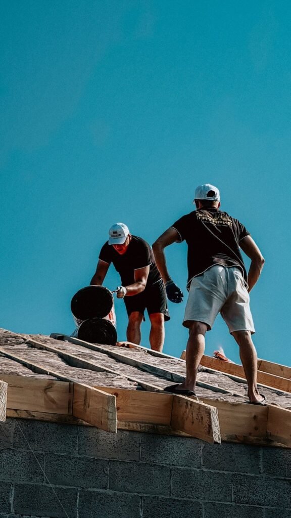 Travaux sur une toiture — photographie d’illustration