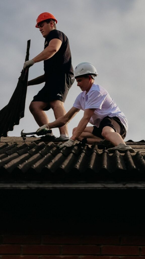 Travaux sur une toiture — photographie d’illustration